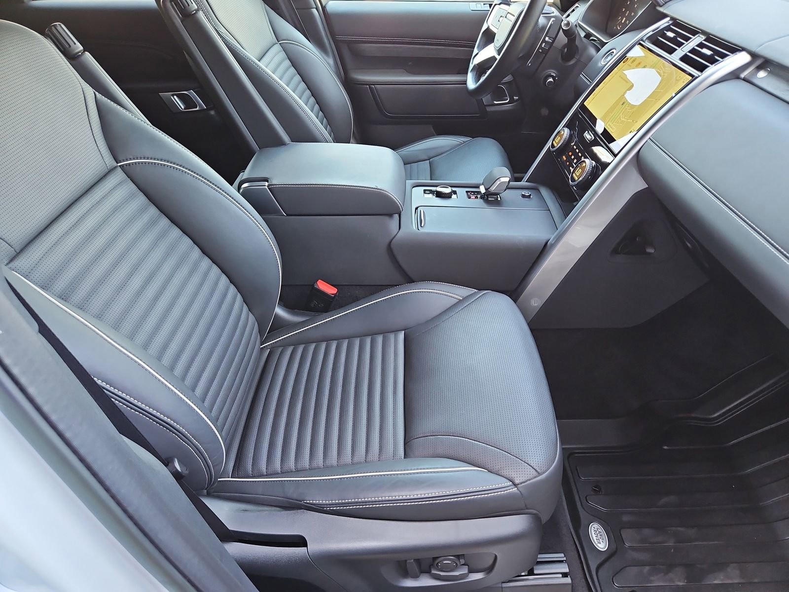 Used 2023 Land Rover Discovery Metropolitan Edition image 21
