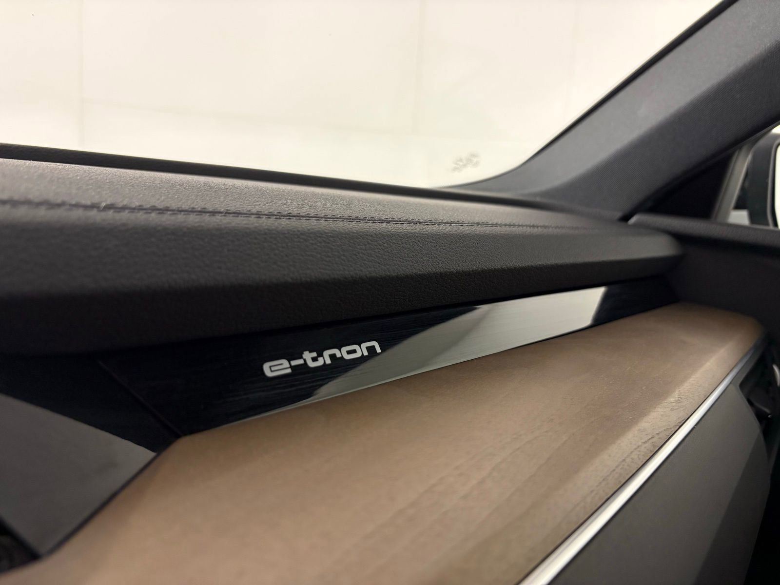 Used 2024 Audi Q8 e-tron Premium Plus w/ Premium Plus Package image 20