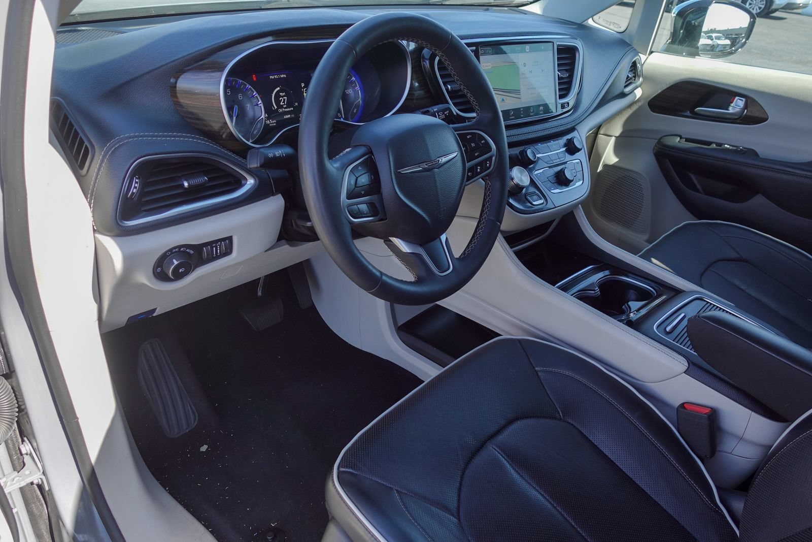 Used 2023 Chrysler Pacifica Limited FWD image 9