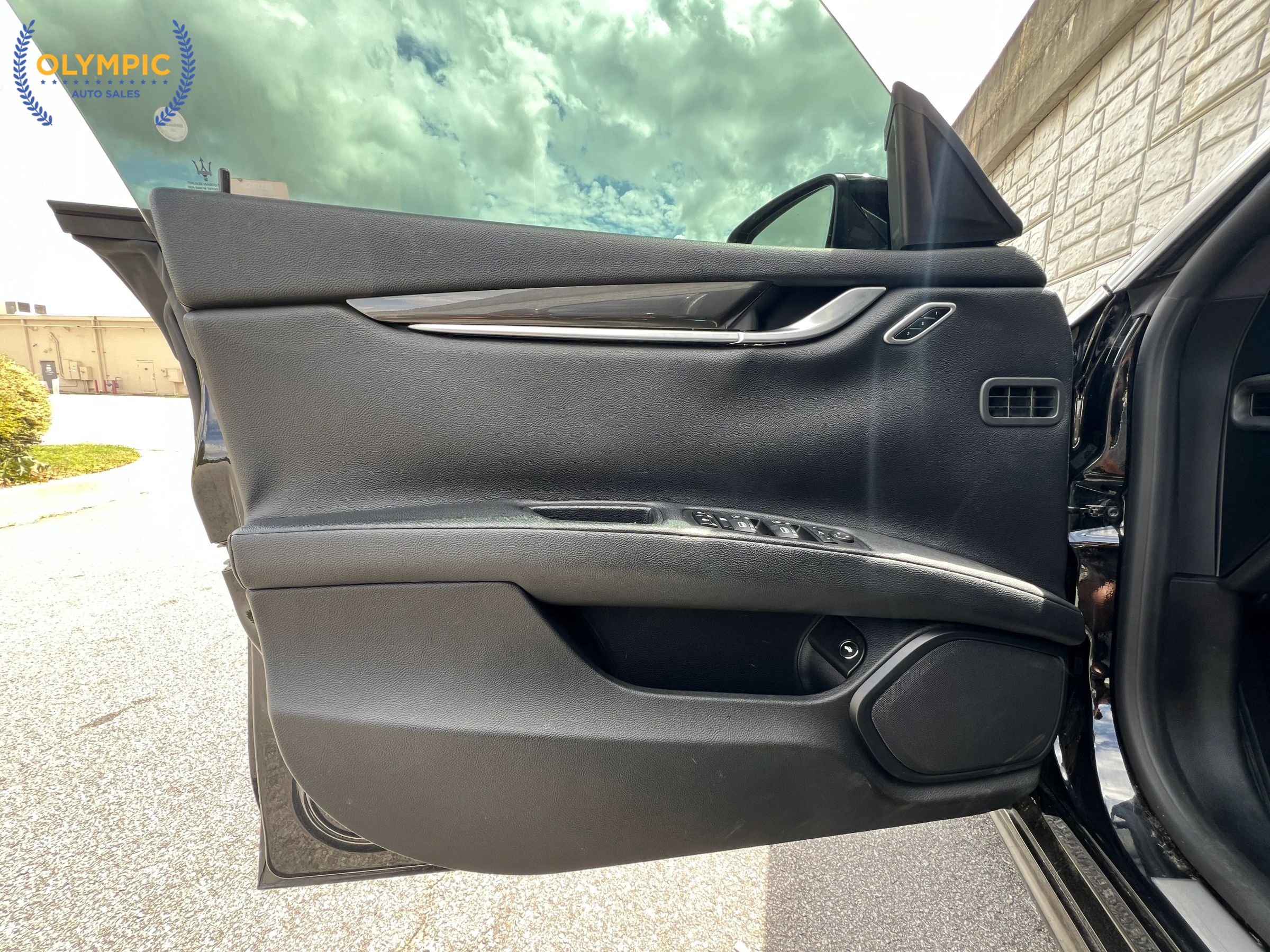 Used 2015 Maserati Ghibli image 40