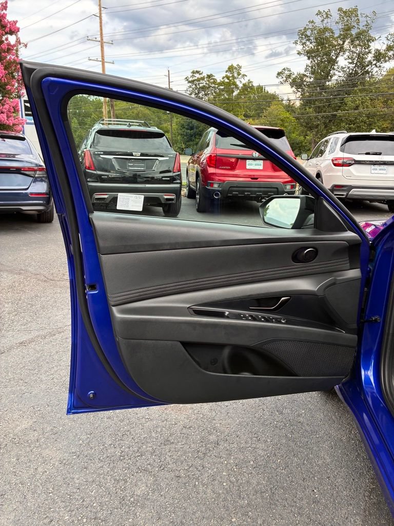 Used 2025 Hyundai Elantra SEL FWD image 25