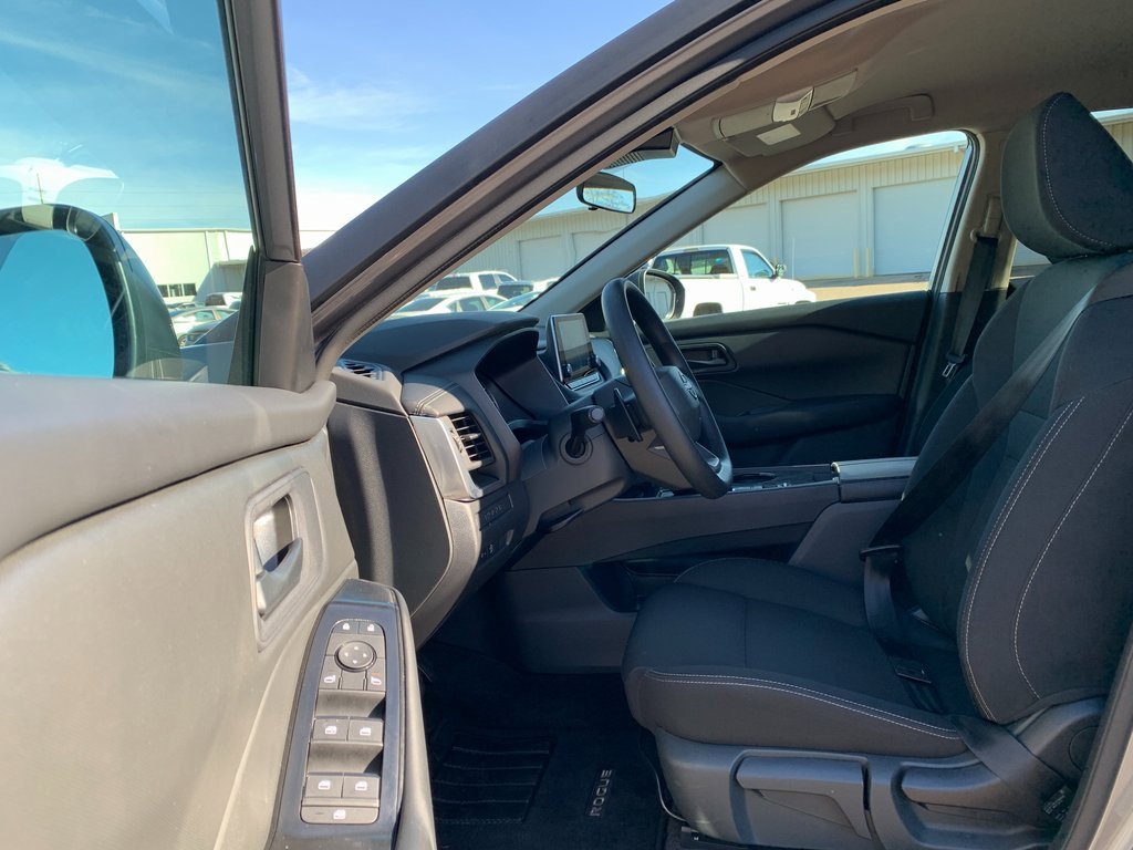 Used 2025 Nissan Rogue S image 22