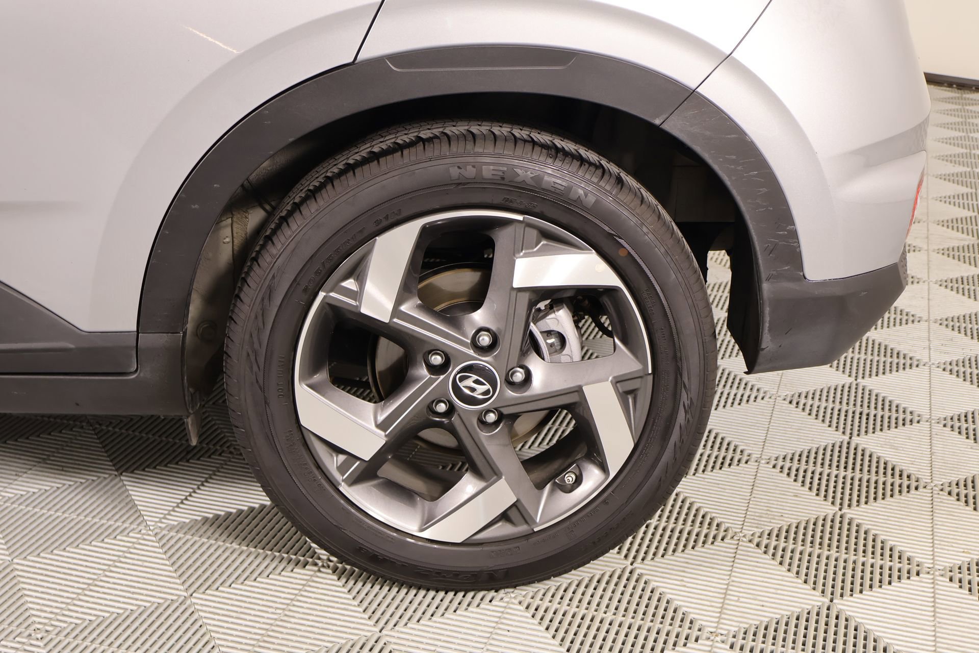 Used 2025 Hyundai Venue SEL image 18