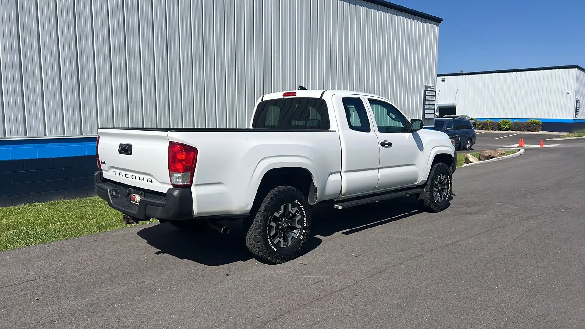 Used 2017 Toyota Tacoma SR image 5