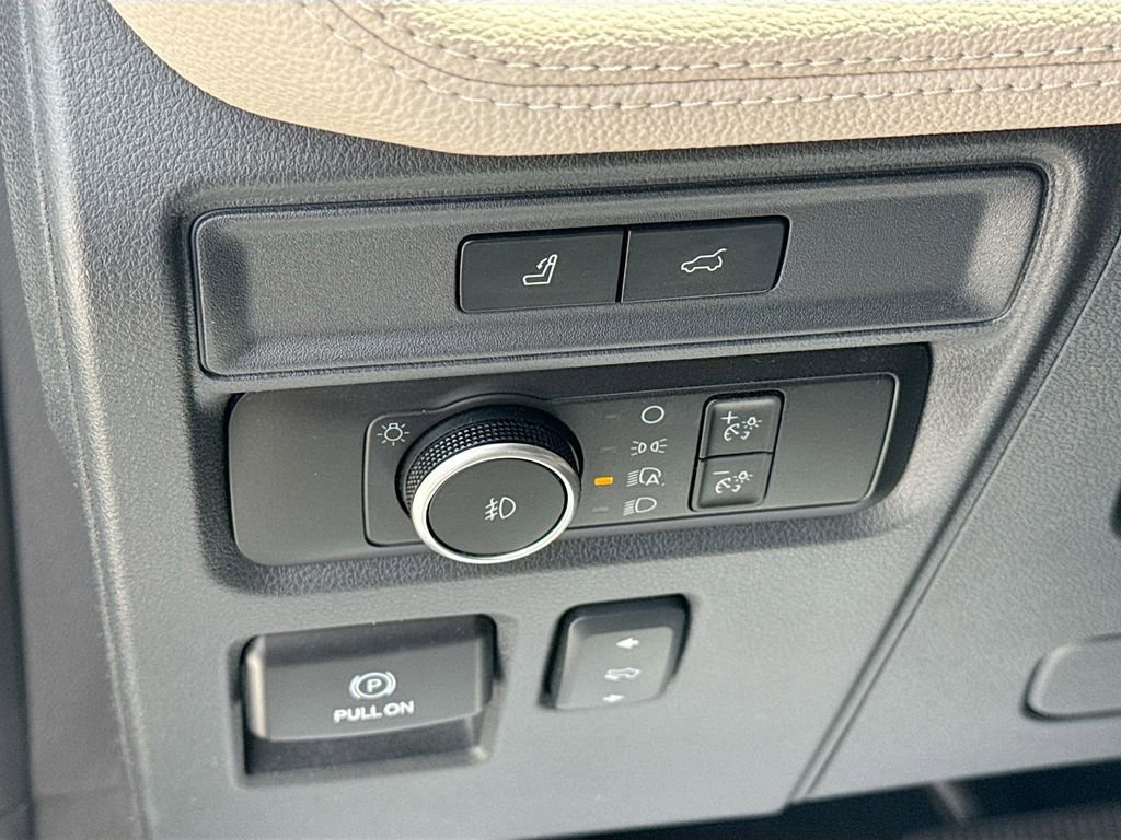 Used 2024 Ford Expedition Limited image 11