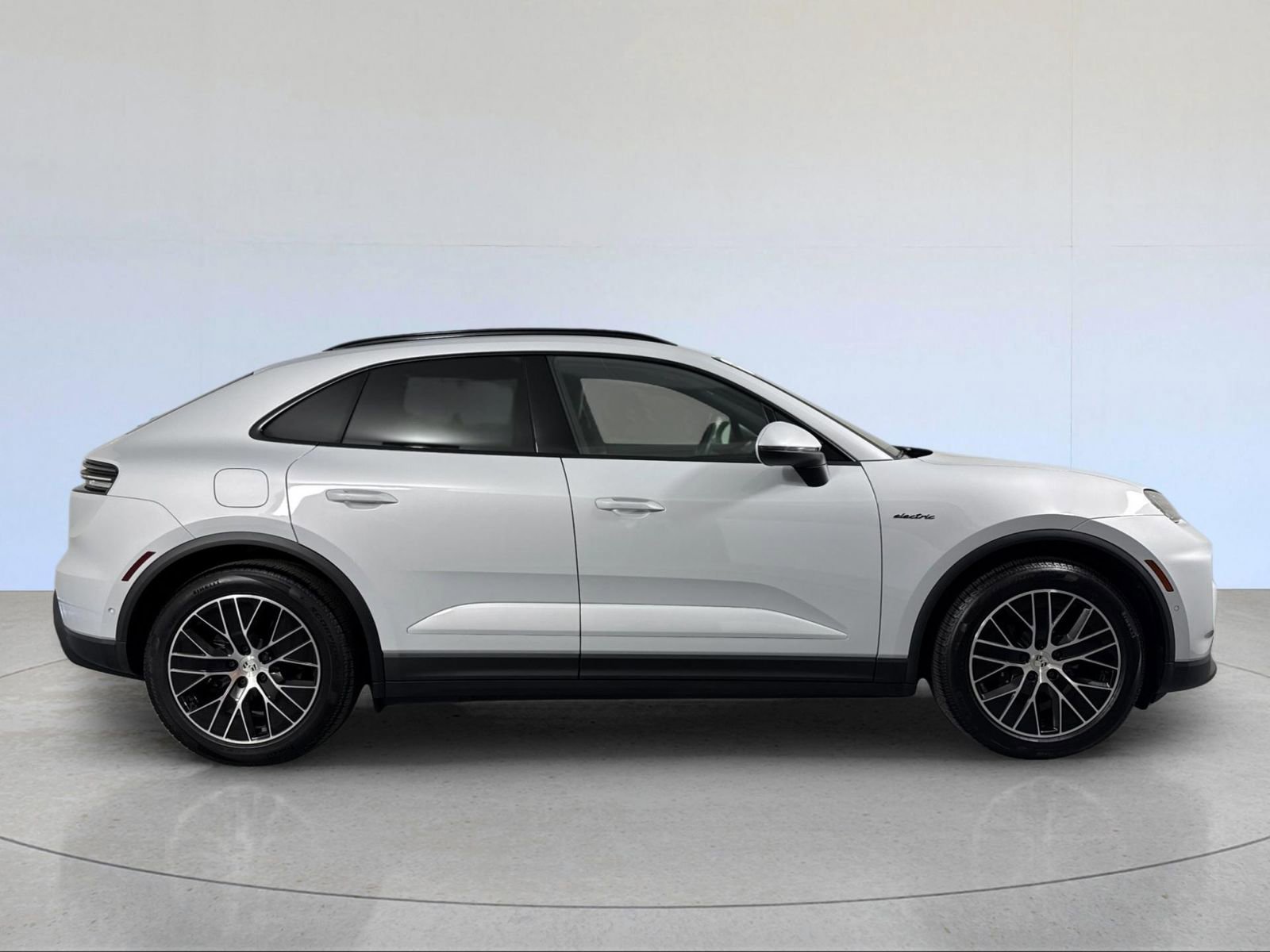 Certified 2025 Porsche Macan 4 Electric AWD/4WD image 9