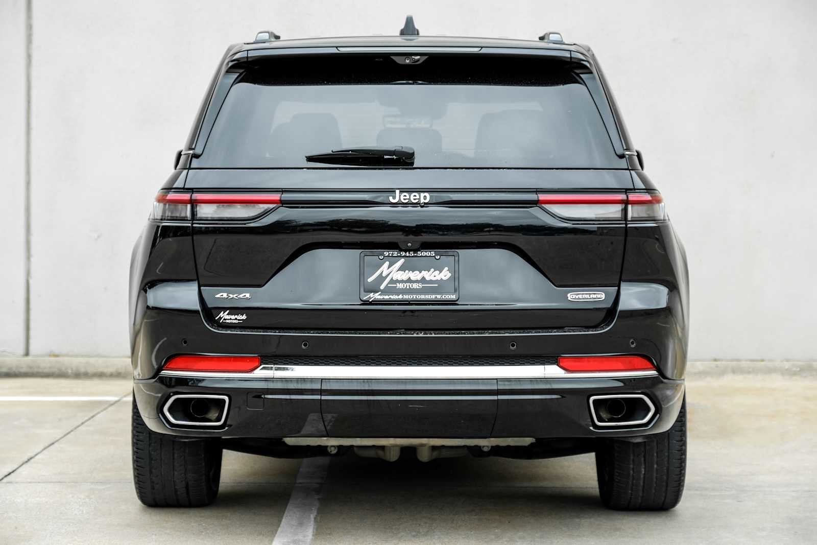 Used 2023 Jeep Grand Cherokee Overland w/ Luxury Tech Group IV AWD/4WD image 11