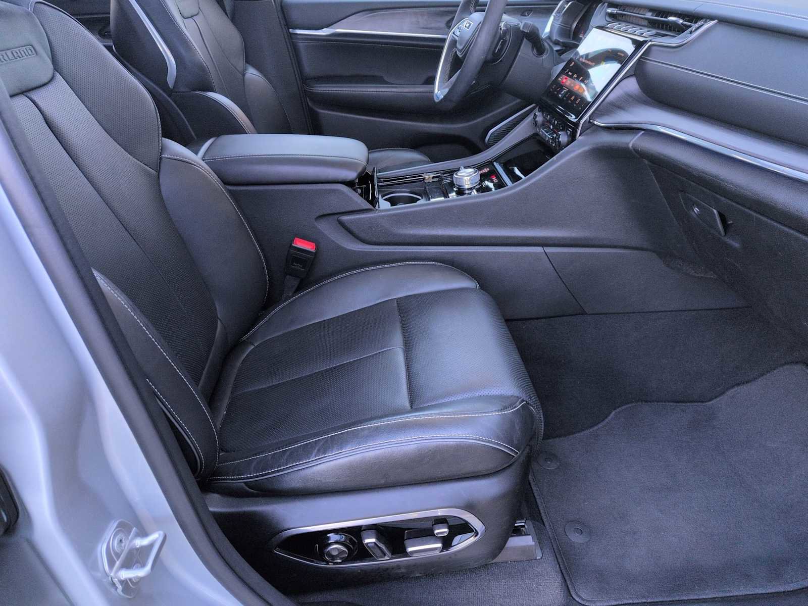 Used 2024 Jeep Grand Cherokee Overland w/ Luxury Tech Group IV image 23