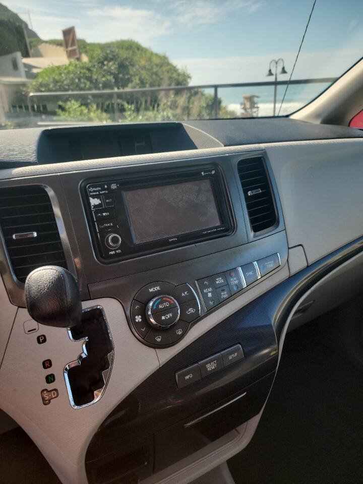 Used 2013 Toyota Sienna SE FWD image 8