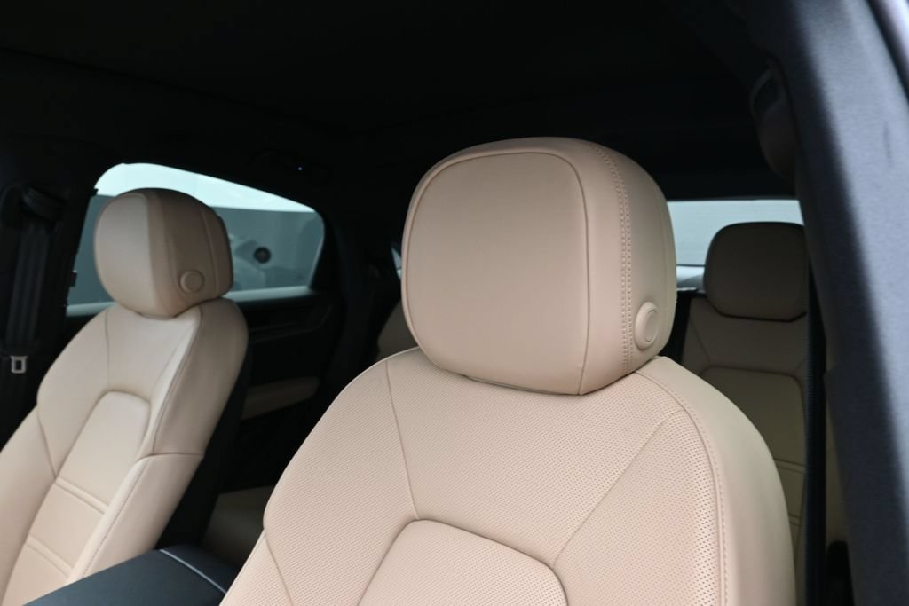 New 2026 Porsche Cayenne E-Hybrid Coupe AWD/4WD image 16