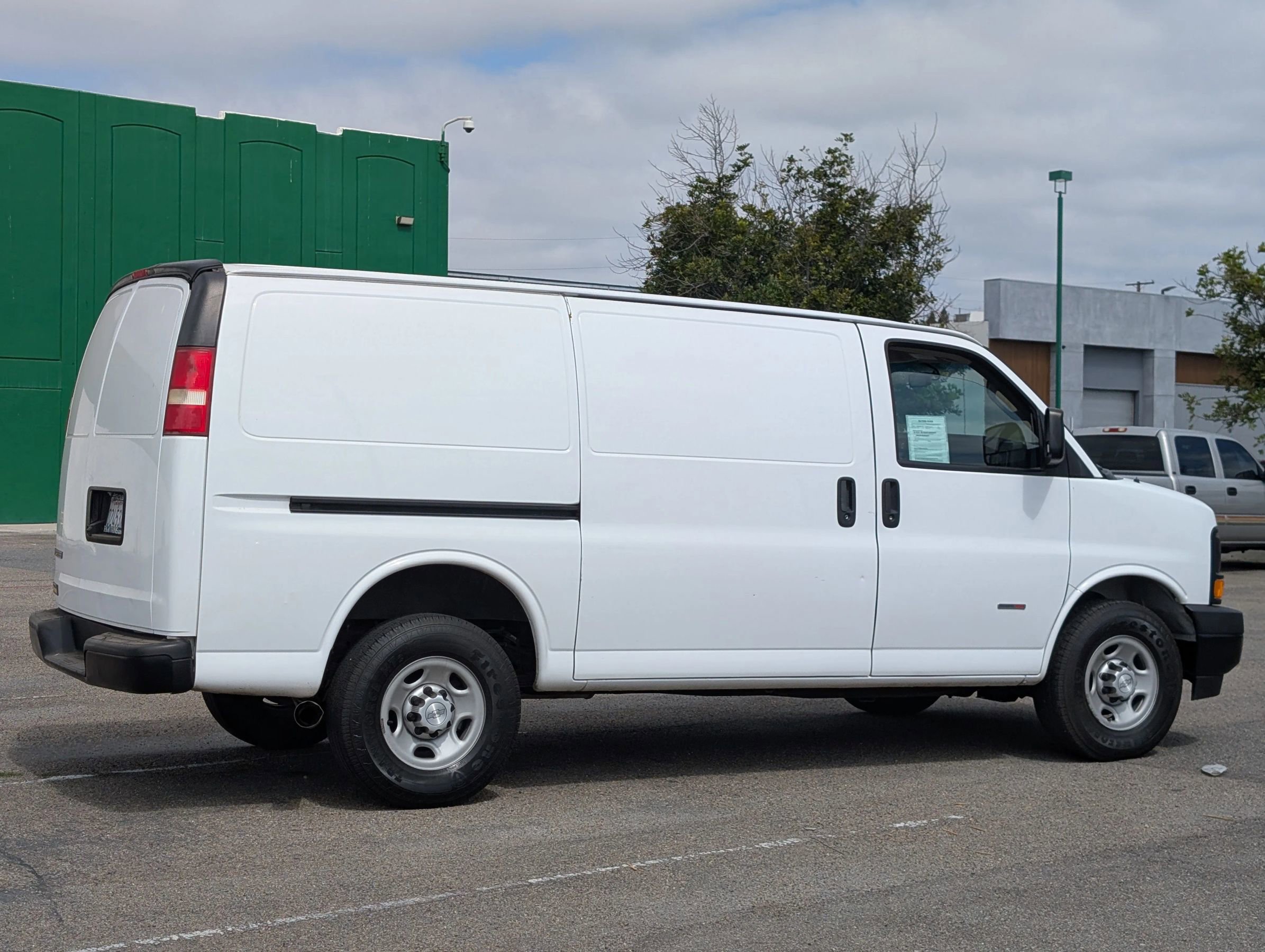 Used 2017 Chevrolet Express 3500 RWD image 2