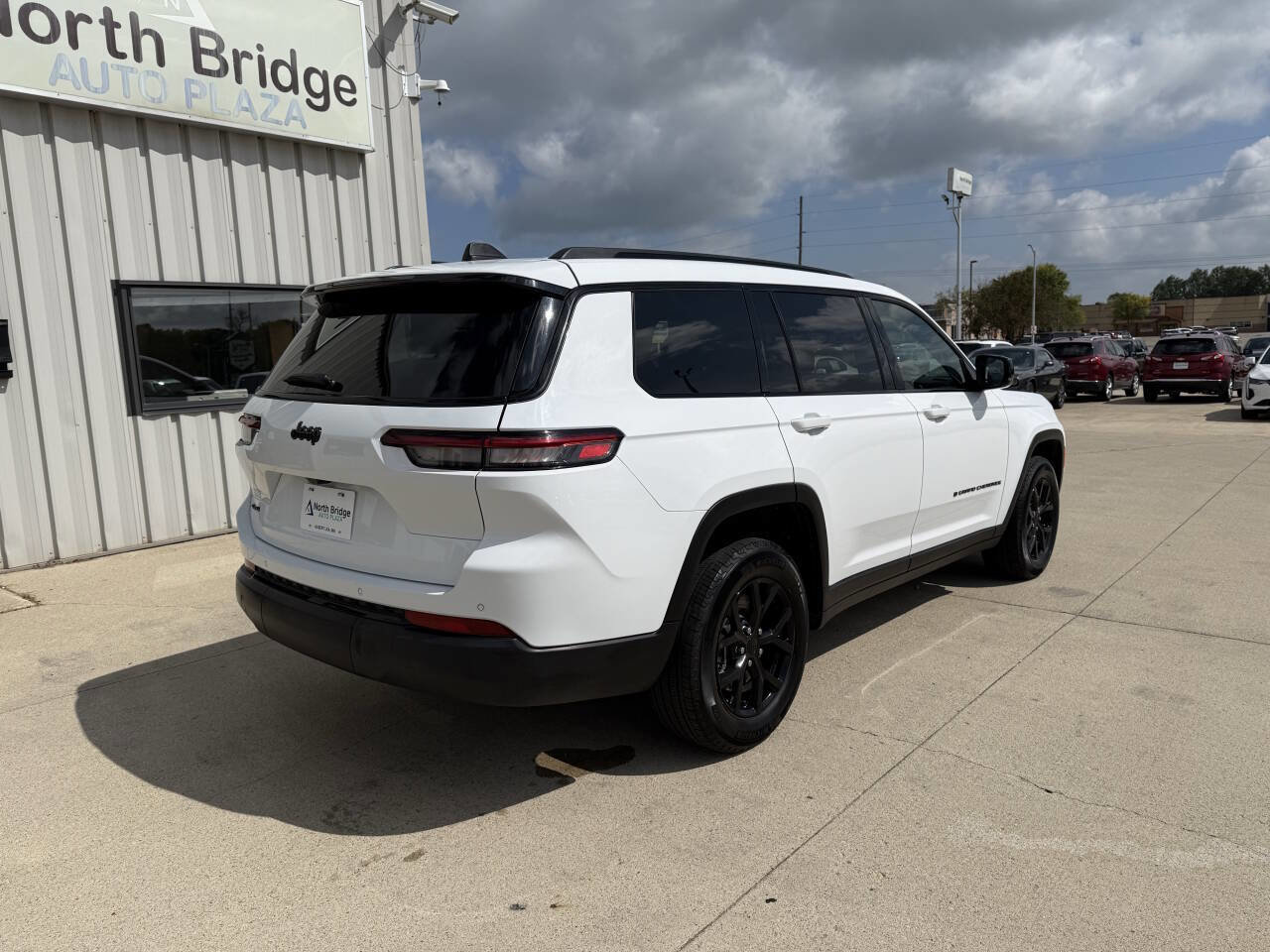 Used 2024 Jeep Grand Cherokee L Laredo image 4