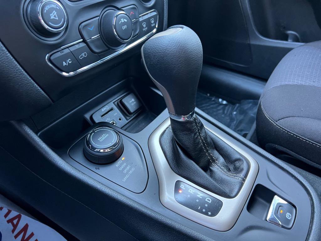 Used 2015 Jeep Cherokee Latitude w/ Cold Weather Group AWD/4WD image 30