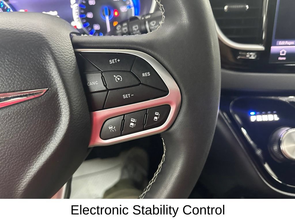 Used 2025 Chrysler Pacifica Select FWD image 36