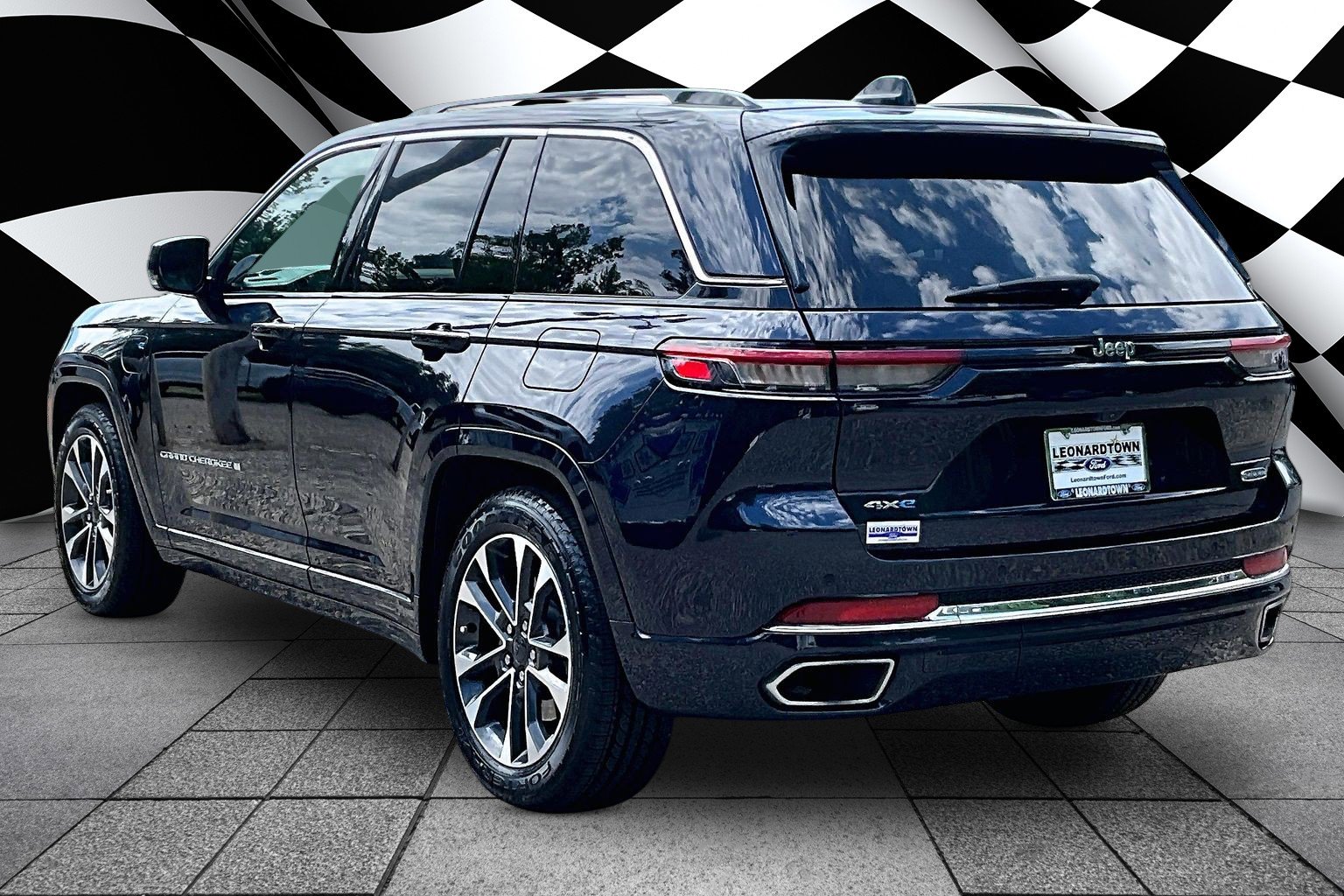 Used 2023 Jeep Grand Cherokee Overland AWD/4WD image 12