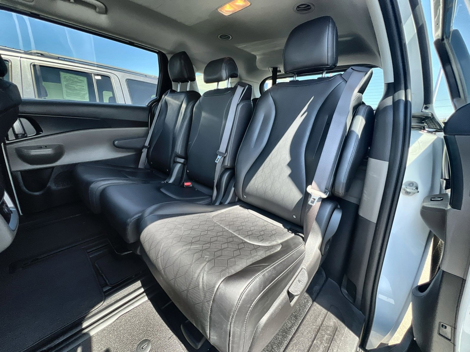 Used 2025 Kia Carnival FWD image 32