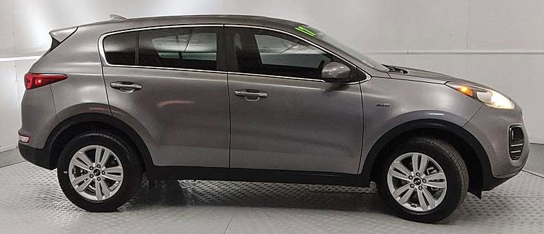 Used 2017 Kia Sportage LX image 2