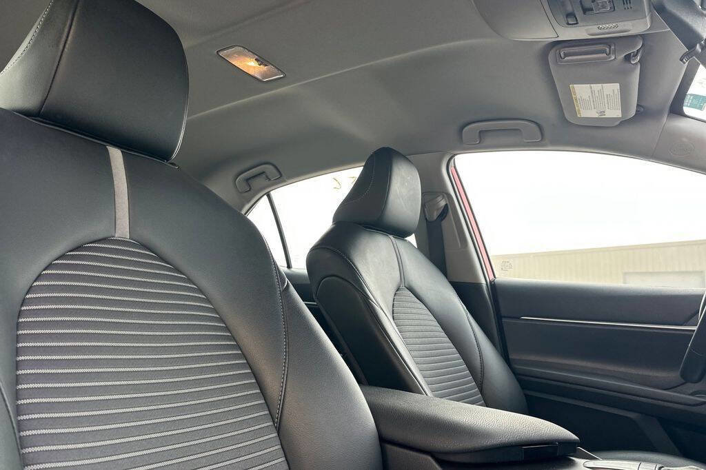 Used 2024 Toyota Camry SE image 16