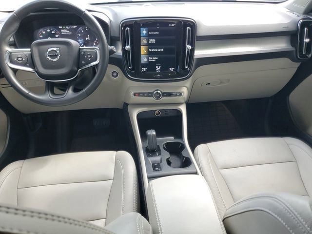 Used 2021 Volvo XC40 T4 Momentum w/ Premium Package image 14