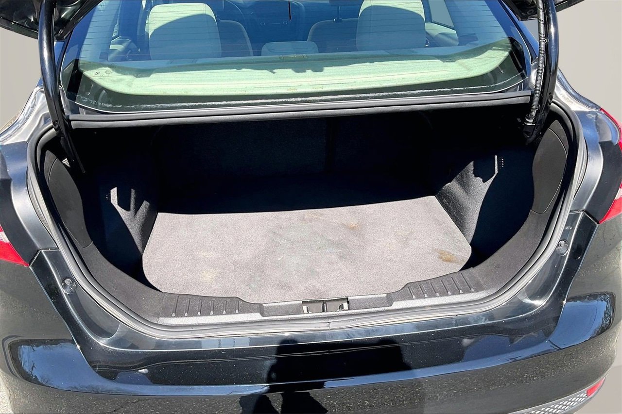 Used 2018 Ford Focus SE w/ SE Appearance Package image 24