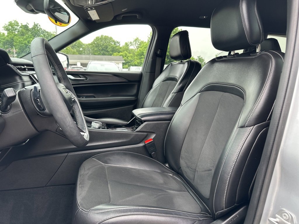 Used 2023 Jeep Grand Cherokee L Laredo image 13