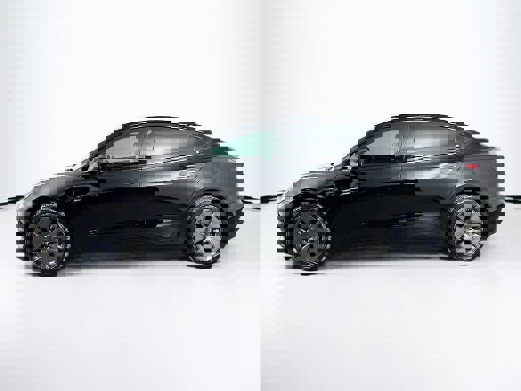 Used 2023 Tesla Model 3 Standard Range image 3