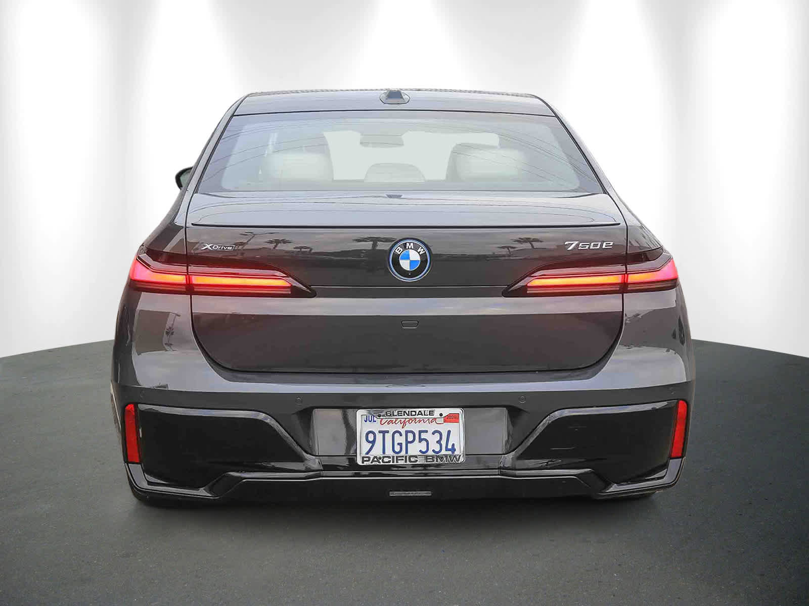 Used 2025 BMW 750e xDrive w/ Premium Package image 5