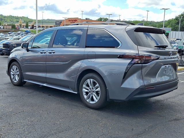Used 2026 Toyota Sienna XLE AWD/4WD image 4