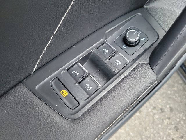 Certified 2022 Volkswagen Tiguan SE R-Line FWD image 15