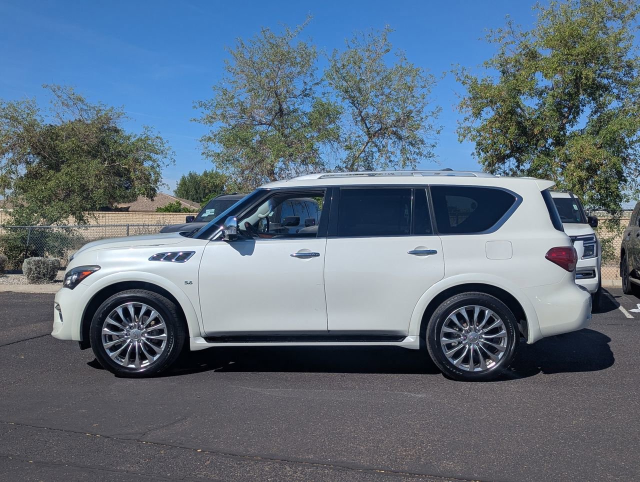Used 2016 INFINITI QX80 2WD w/ Deluxe Technology Package image 3