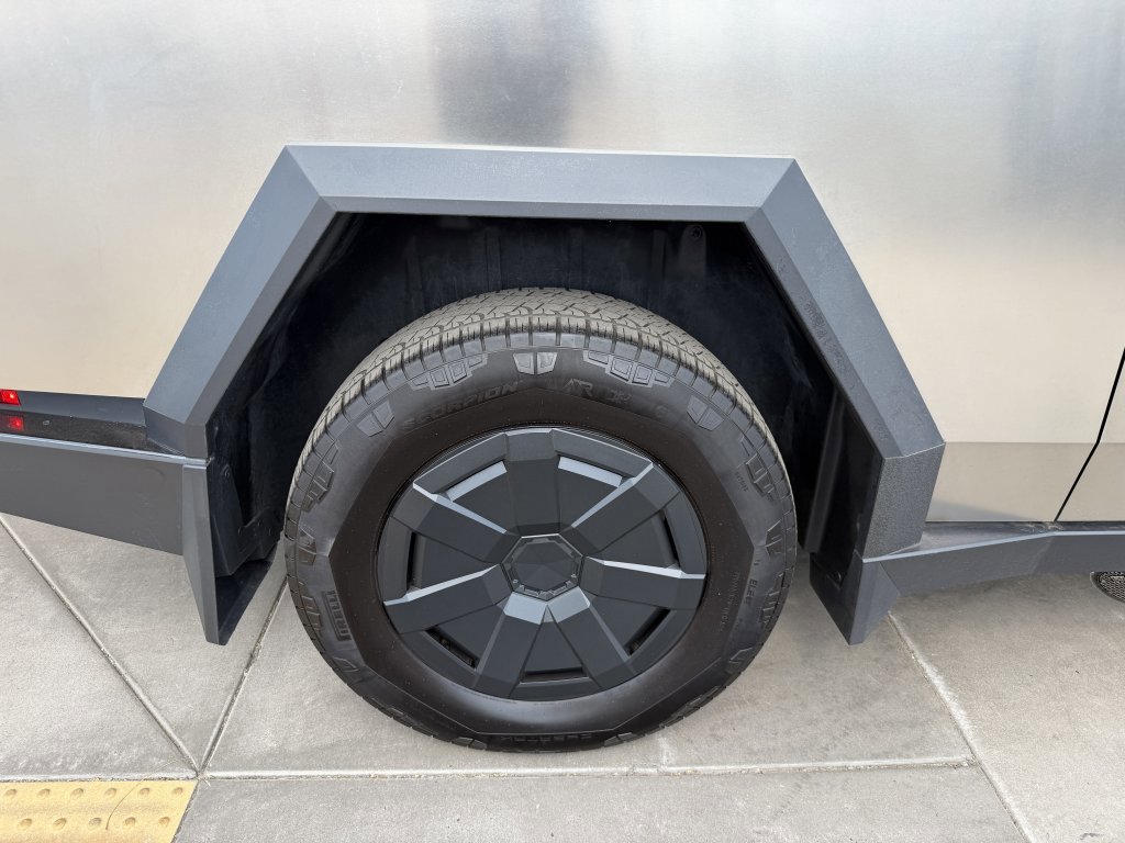 Used 2025 Tesla Cybertruck AWD Crew Cab image 15