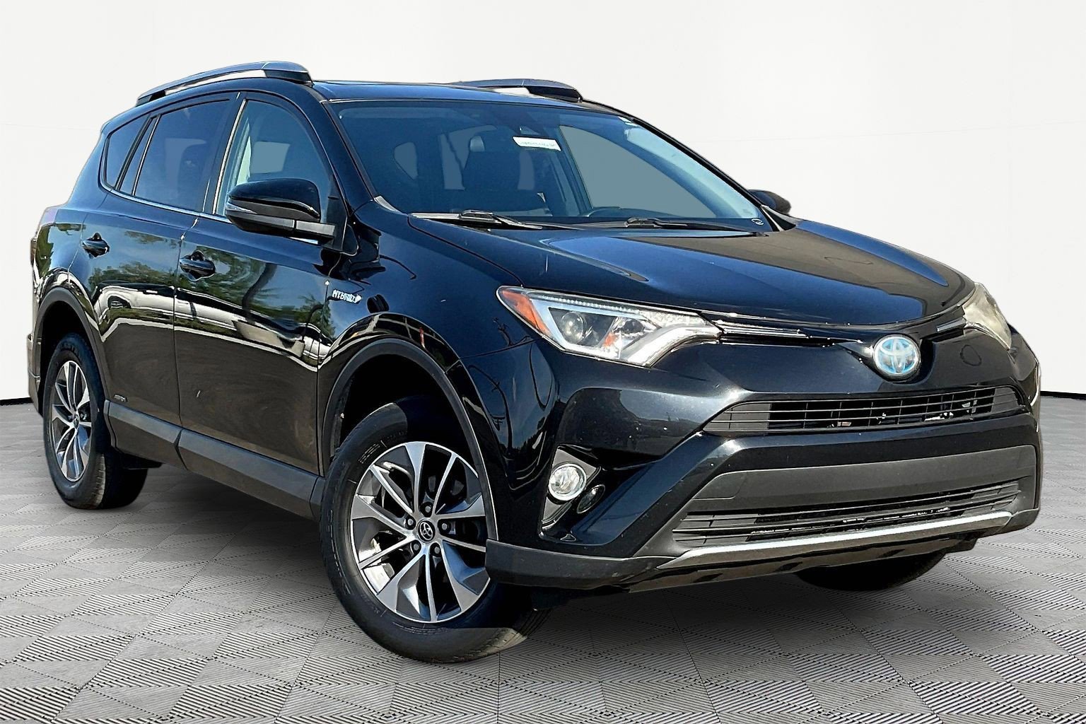 Used 2017 Toyota RAV4 XLE w/ All Weather Liner Package AWD/4WD image 3