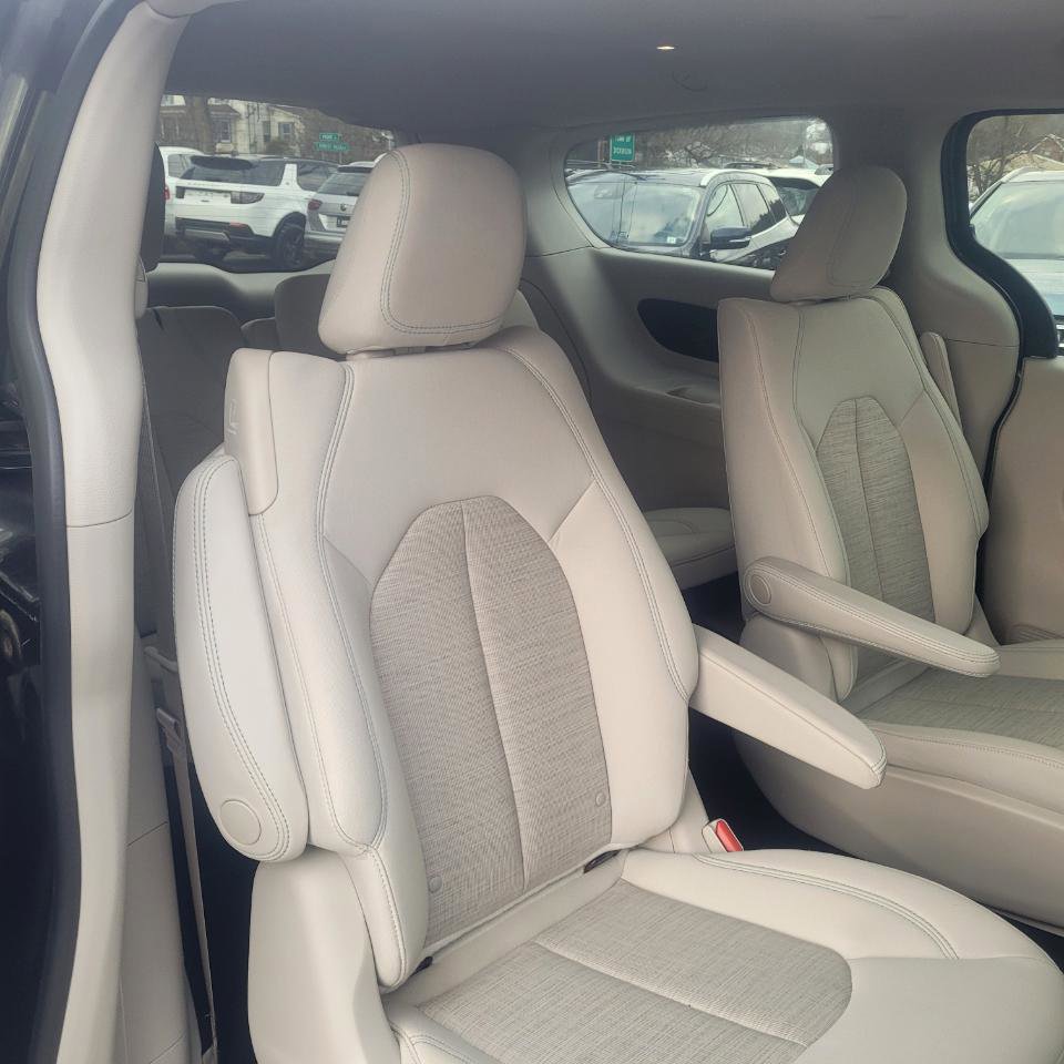 Used 2017 Chrysler Pacifica Touring Plus image 32