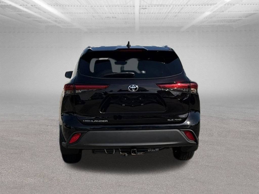 Used 2021 Toyota Highlander XLE AWD/4WD image 4