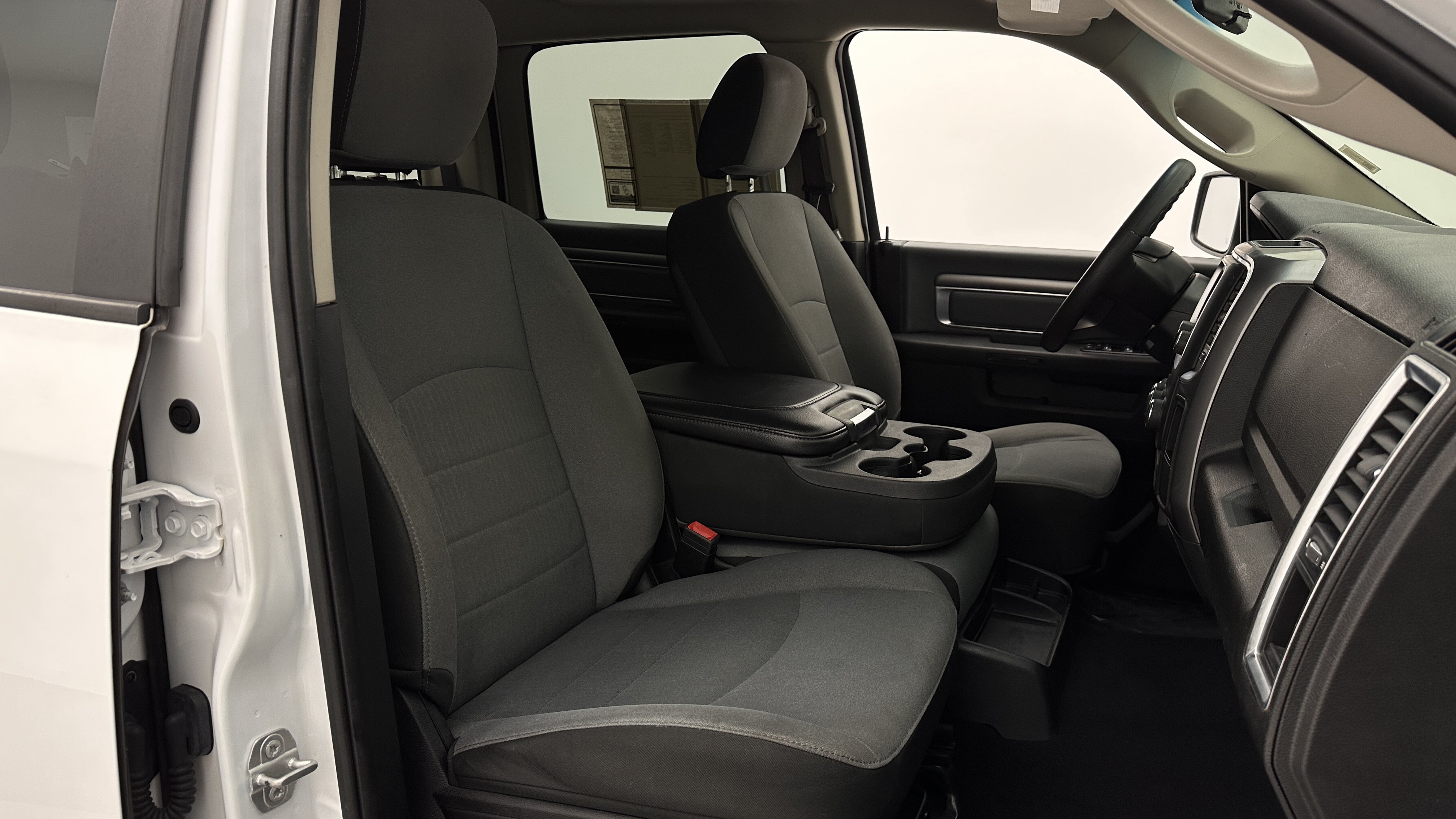 Used 2021 RAM 1500 Classic SLT RWD image 33