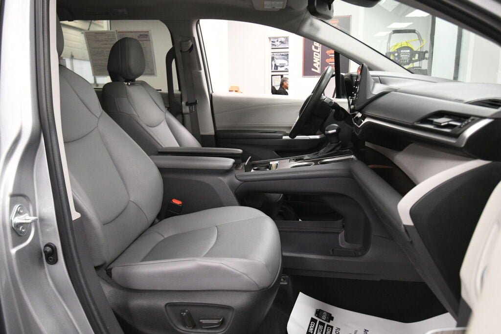 Certified 2024 Toyota Sienna XLE FWD image 28