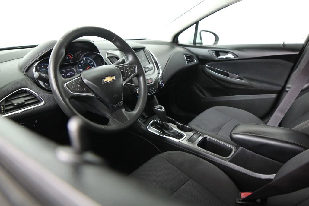 Used 2017 Chevrolet Cruze LT w/ Convenience Package FWD image 6