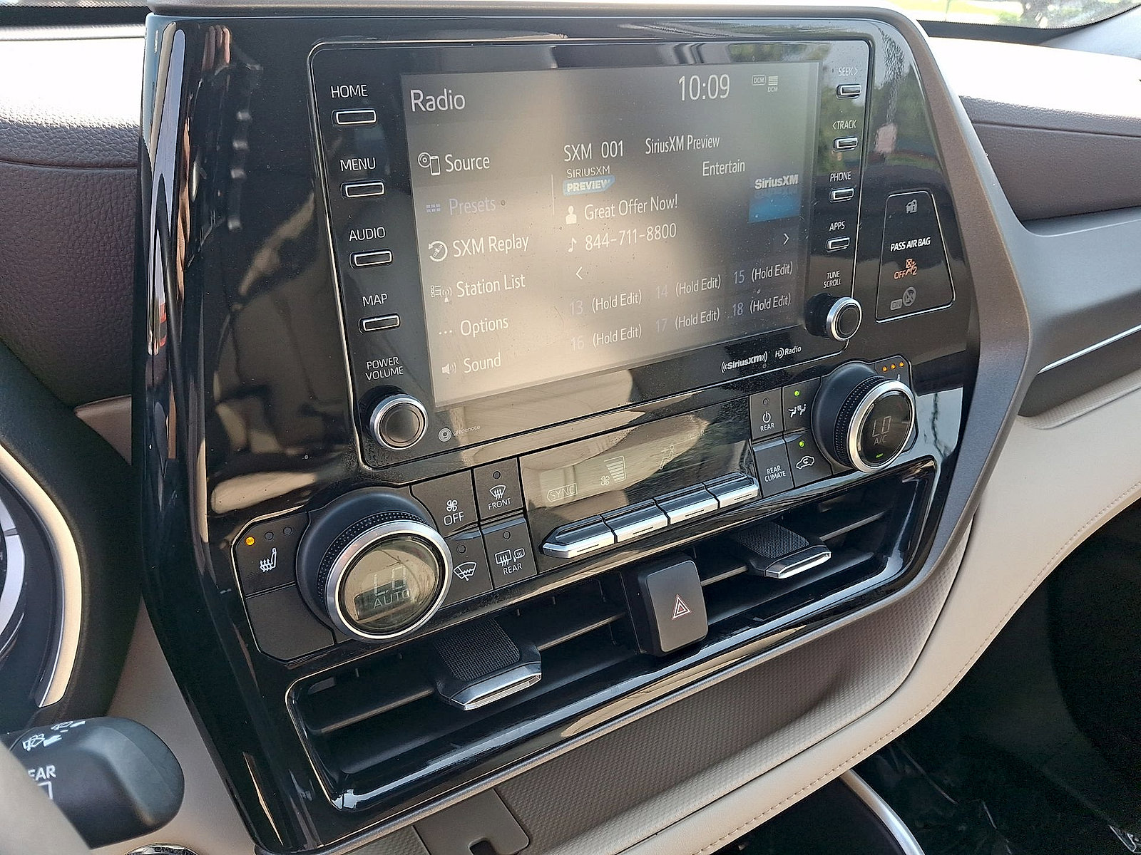 Used 2022 Toyota Highlander XLE AWD/4WD image 19