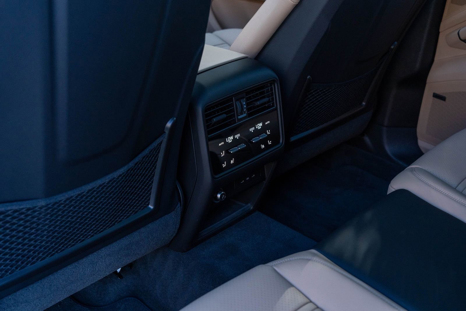 Used 2025 Porsche Cayenne image 34