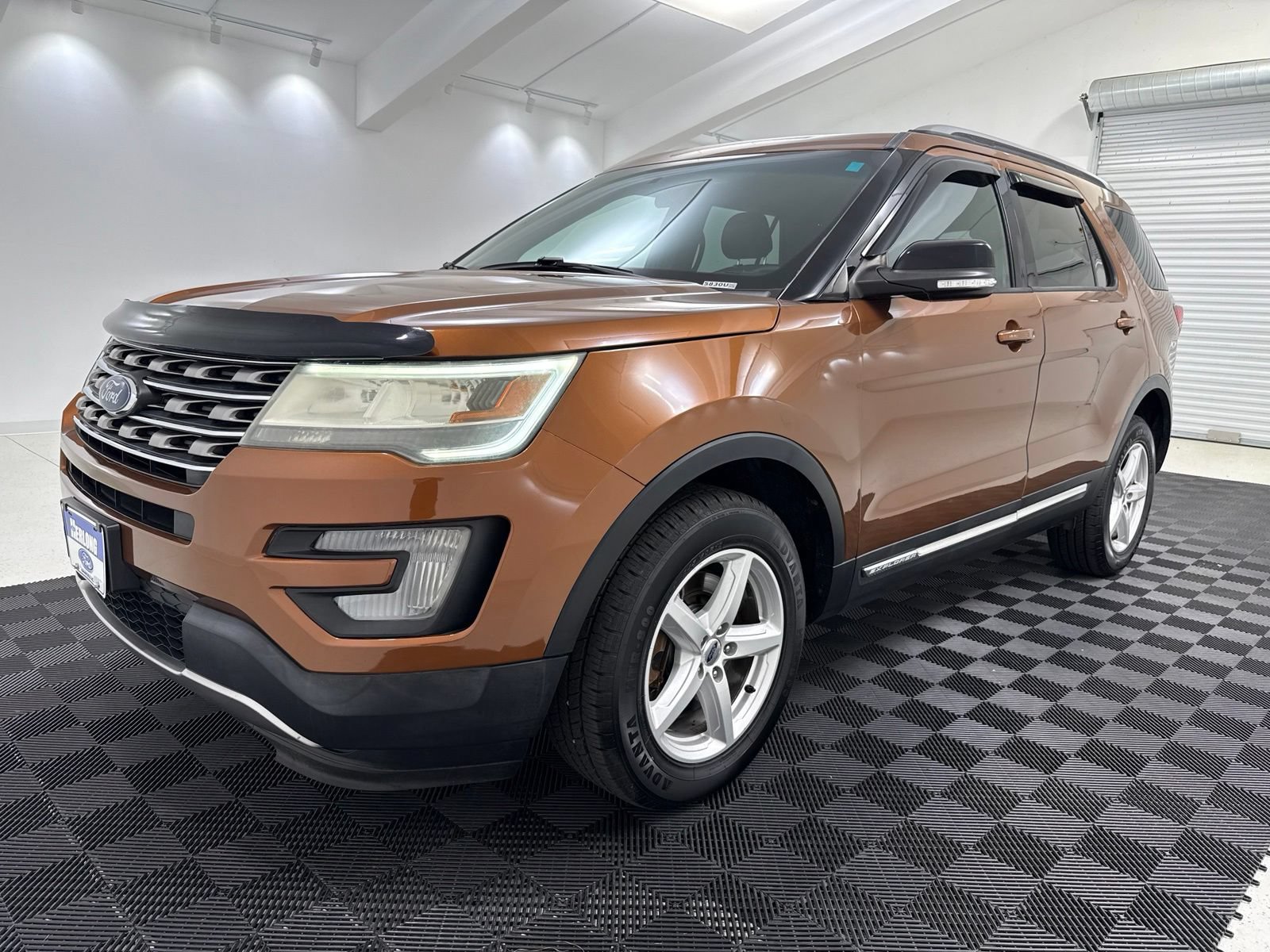 Used 2017 Ford Explorer XLT AWD/4WD image 3