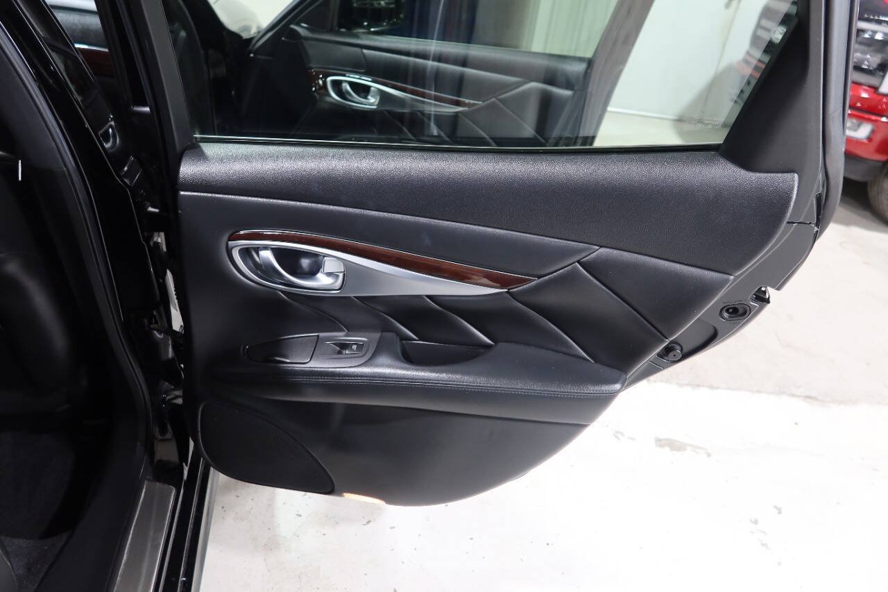 Used 2015 INFINITI Q70 3.7 w/ Sport Package RWD image 29