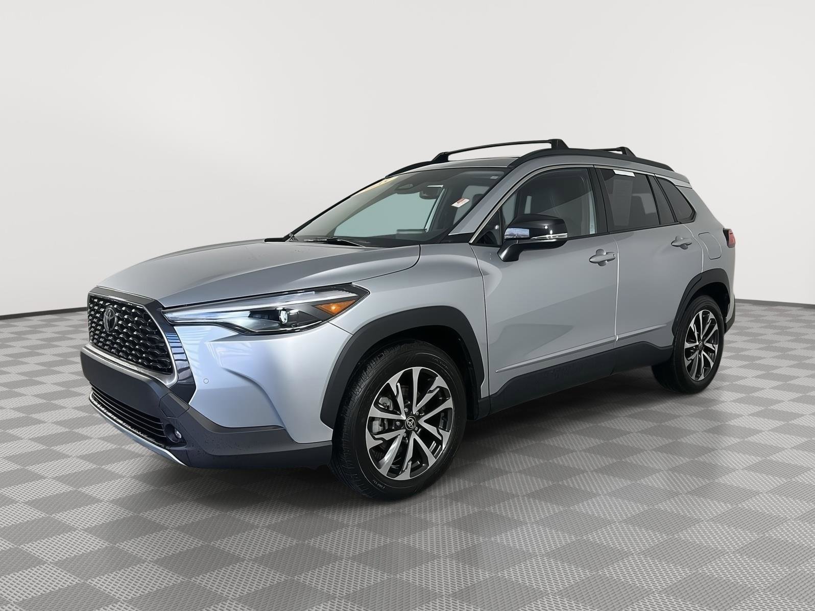 Used 2025 Toyota Corolla Cross XLE w/ Convenience Package image 3