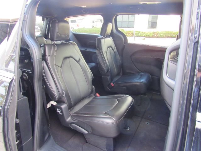 Used 2025 Chrysler Pacifica Select image 25