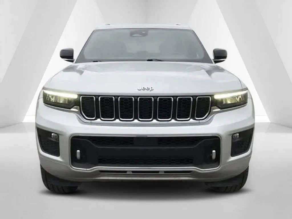 Used 2022 Jeep Grand Cherokee Overland w/ Luxury Tech Group IV image 2