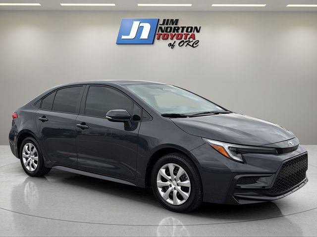 Used 2025 Toyota Corolla SE FWD image 3