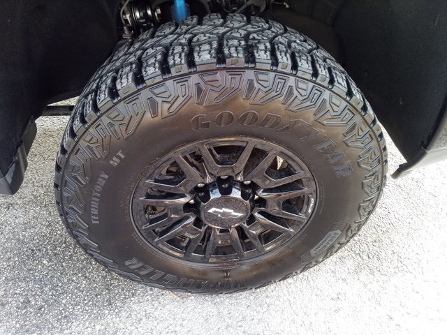 Used 2025 Chevrolet Silverado 2500 ZR2 w/ Technology Package image 11