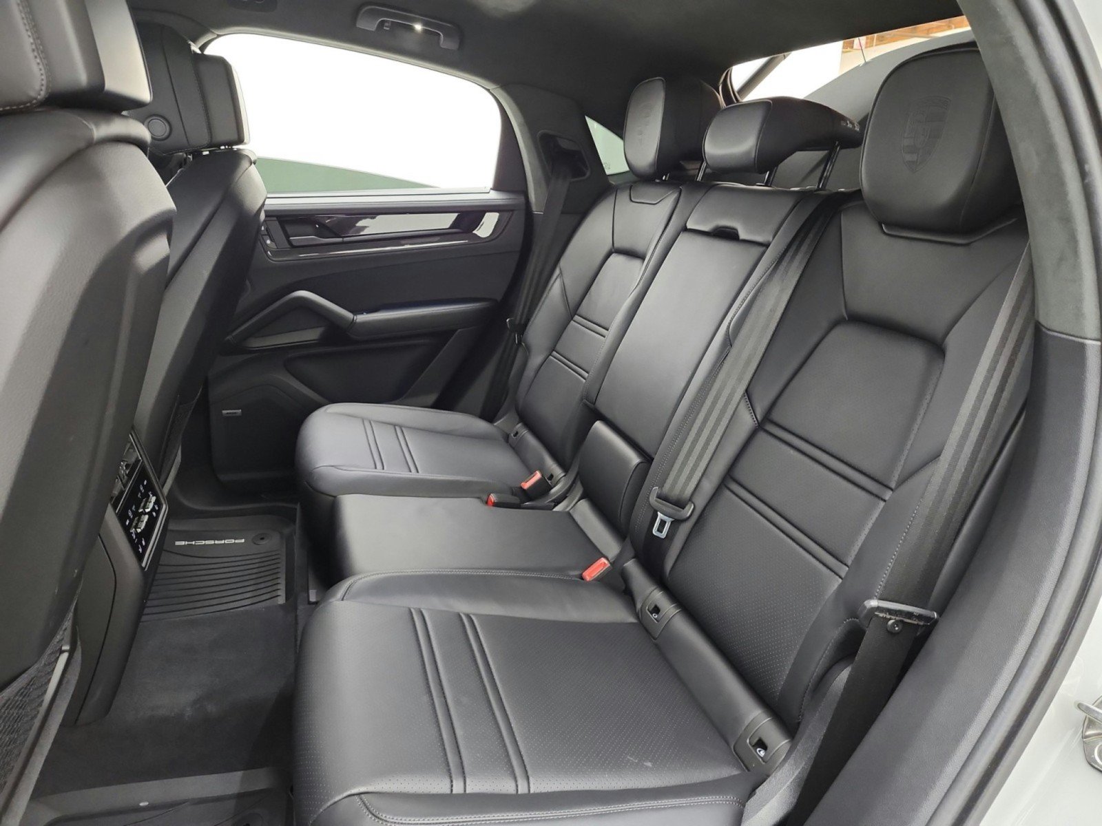 Used 2025 Porsche Cayenne GTS AWD/4WD image 15
