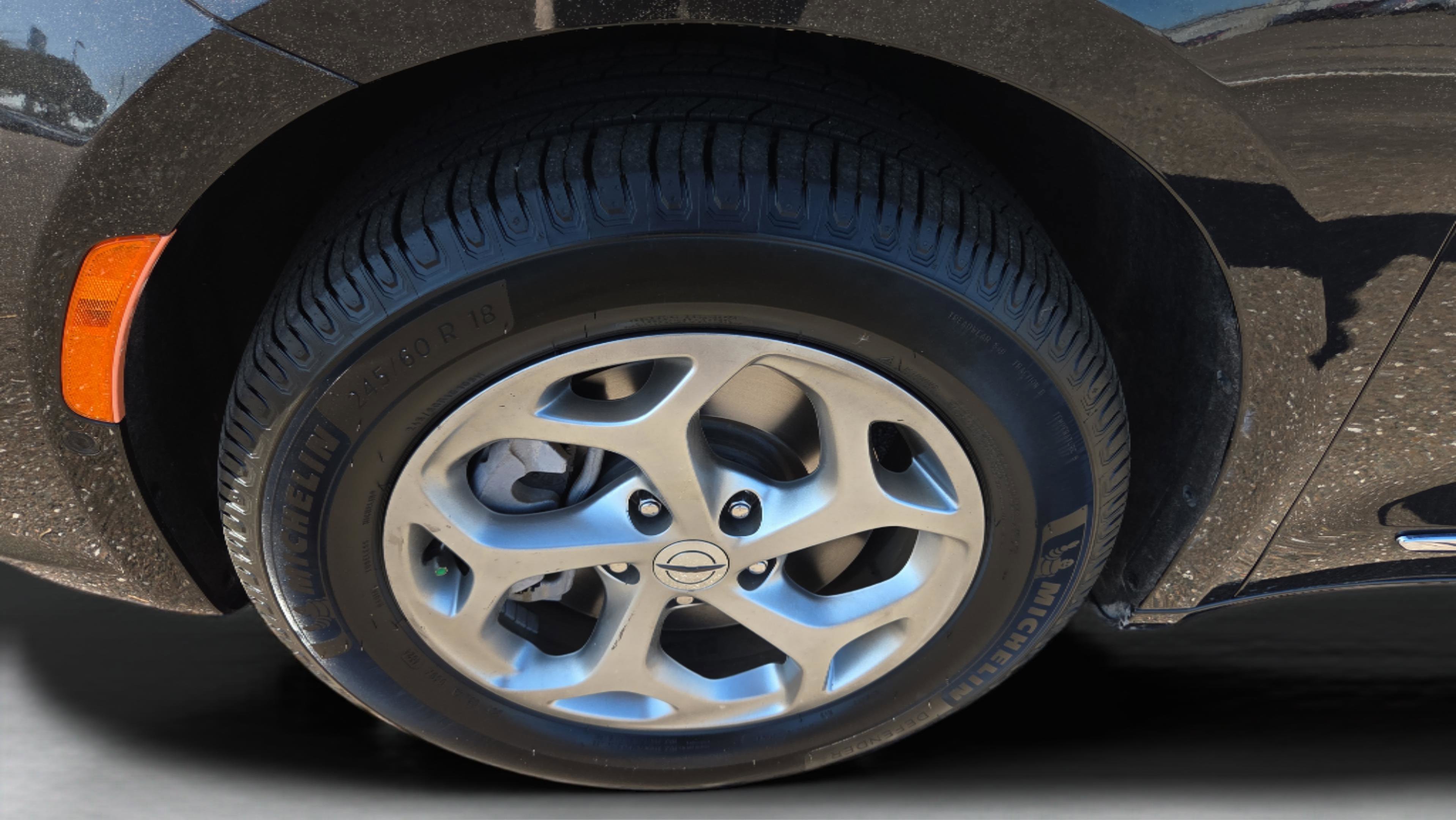 Used 2023 Chrysler Pacifica Limited w/ Uconnect Theater Family Group image 11