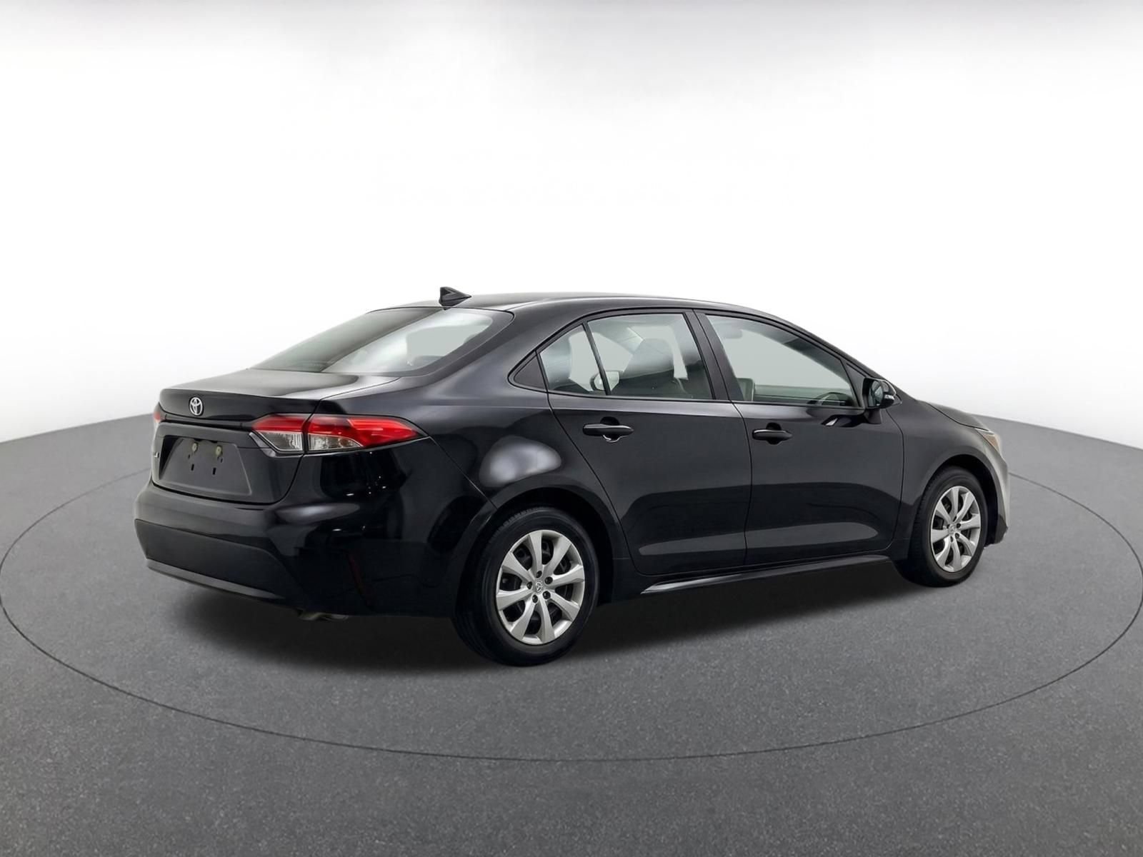 Used 2025 Toyota Corolla LE FWD image 9