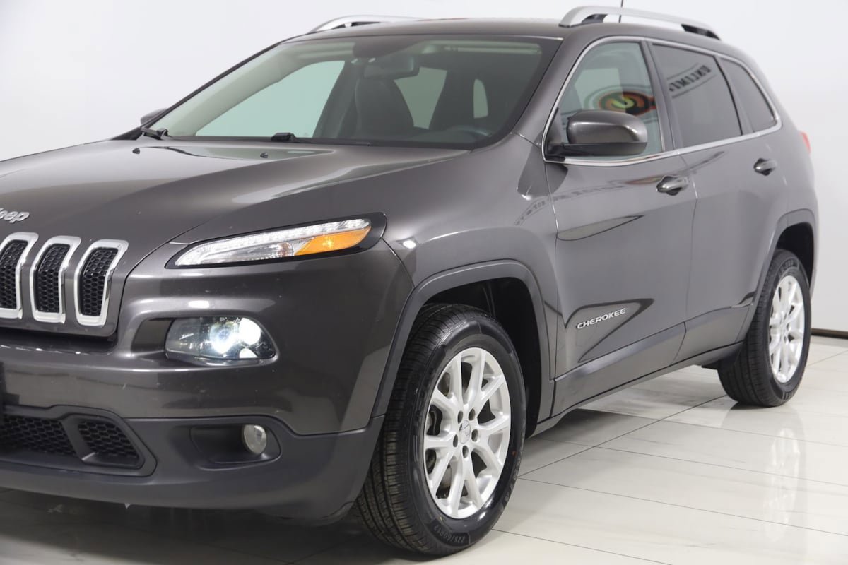 Used 2018 Jeep Cherokee Latitude Plus w/ Cold Weather Group FWD image 49